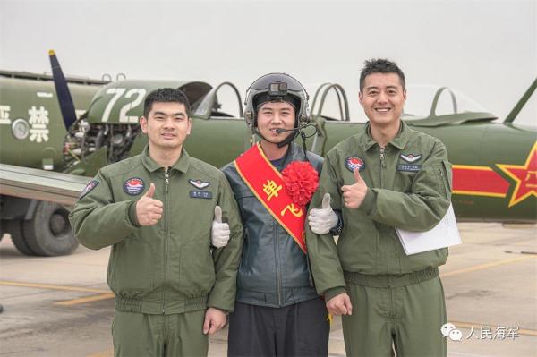 雏鹰砺羽，直击海军“双学籍”飞行学员的蓝天成人礼