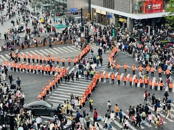 杭州“最美人墙”被质疑“作秀”,志愿者回应 杭州“最美人墙”被质疑“作秀”,志愿者回应