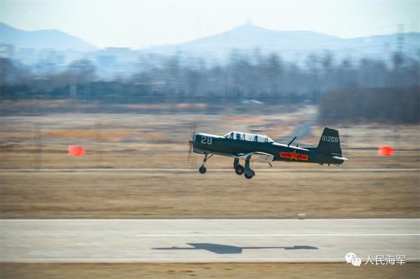 雏鹰砺羽，直击海军“双学籍”飞行学员的蓝天成人礼