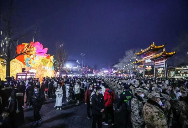 杭州“最美人墙”被质疑“作秀”,志愿者回应 杭州“最美人墙”被质疑“作秀”,志愿者回应