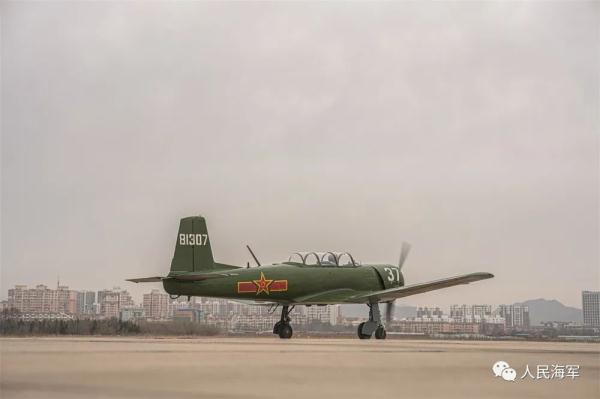 雏鹰砺羽，直击海军“双学籍”飞行学员的蓝天成人礼