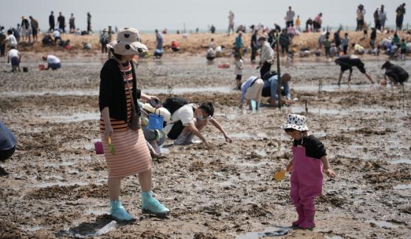 山东日照:“五一”假期 游客享受“赶海”乐趣 山东日照:“五一”假期 游客享受“赶海”乐趣