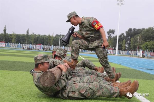 雏鹰砺羽，直击海军“双学籍”飞行学员的蓝天成人礼