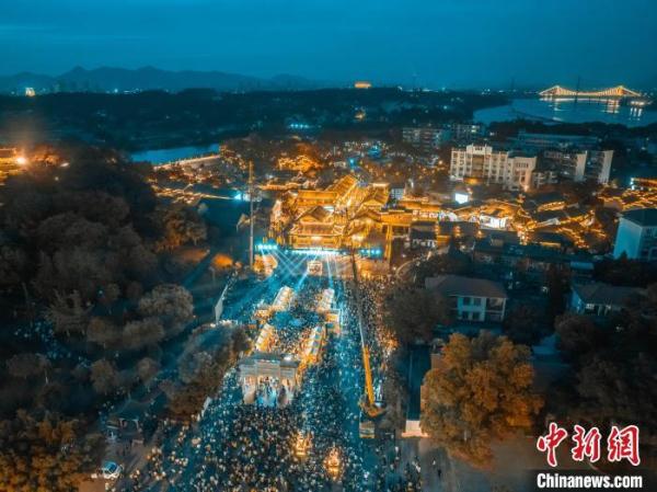 航拍赣州江南宋城历史文化街区 “五一”假期人潮涌动热闹非凡 航拍赣州江南宋城历史文化街区 “五一”假期人潮涌动热闹非凡