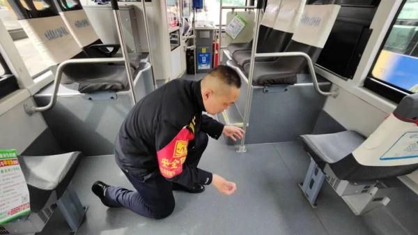 公交车上一女子突发疾病晕倒!他们冲了上去…… 公交车上一女子突发疾病晕倒!他们冲了上去……