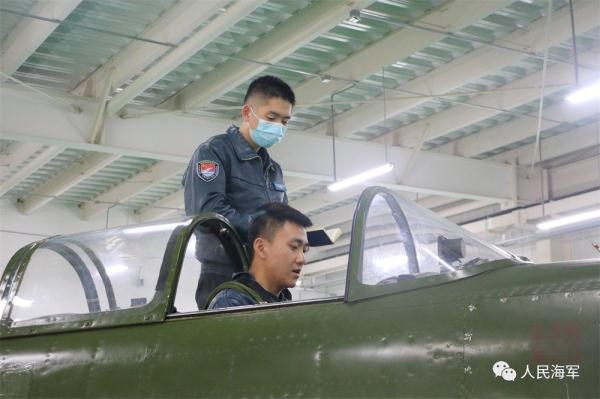 雏鹰砺羽，直击海军“双学籍”飞行学员的蓝天成人礼