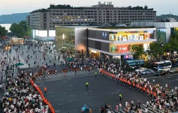 杭州“最美人墙”被质疑“作秀”,志愿者回应 杭州“最美人墙”被质疑“作秀”,志愿者回应