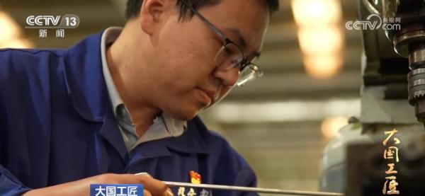 大国工匠 | 创新攻关脚步不停歇 给装甲车插上数控“翅膀”