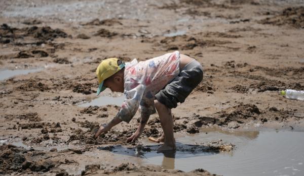 山东日照:“五一”假期 游客享受“赶海”乐趣 山东日照:“五一”假期 游客享受“赶海”乐趣