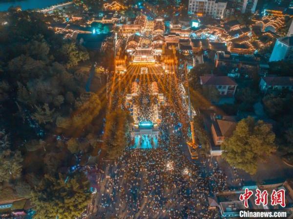 航拍赣州江南宋城历史文化街区 “五一”假期人潮涌动热闹非凡 航拍赣州江南宋城历史文化街区 “五一”假期人潮涌动热闹非凡