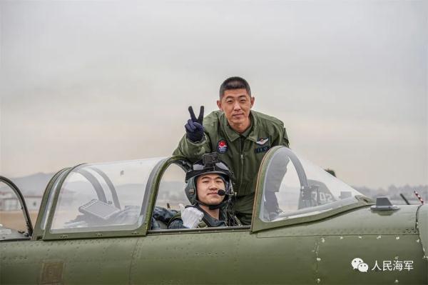 雏鹰砺羽，直击海军“双学籍”飞行学员的蓝天成人礼
