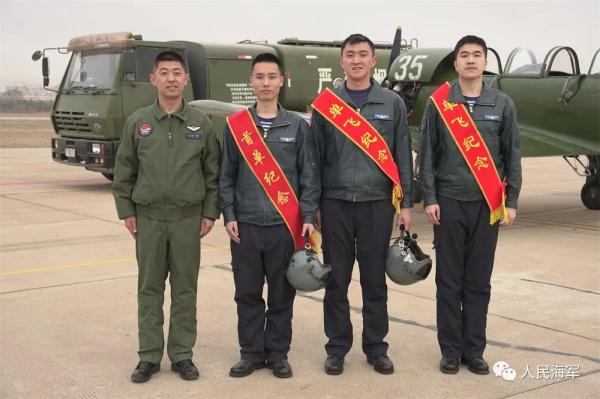 雏鹰砺羽，直击海军“双学籍”飞行学员的蓝天成人礼