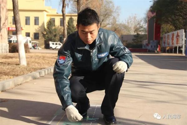 雏鹰砺羽，直击海军“双学籍”飞行学员的蓝天成人礼