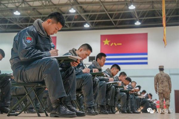 雏鹰砺羽，直击海军“双学籍”飞行学员的蓝天成人礼