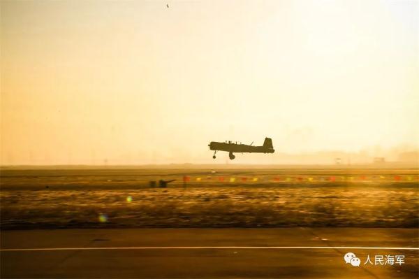 雏鹰砺羽，直击海军“双学籍”飞行学员的蓝天成人礼