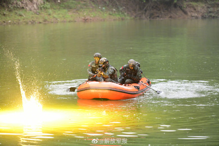 酷图直击！武警特战队员跨昼夜反恐演练