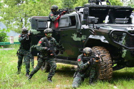 酷图直击！武警特战队员跨昼夜反恐演练