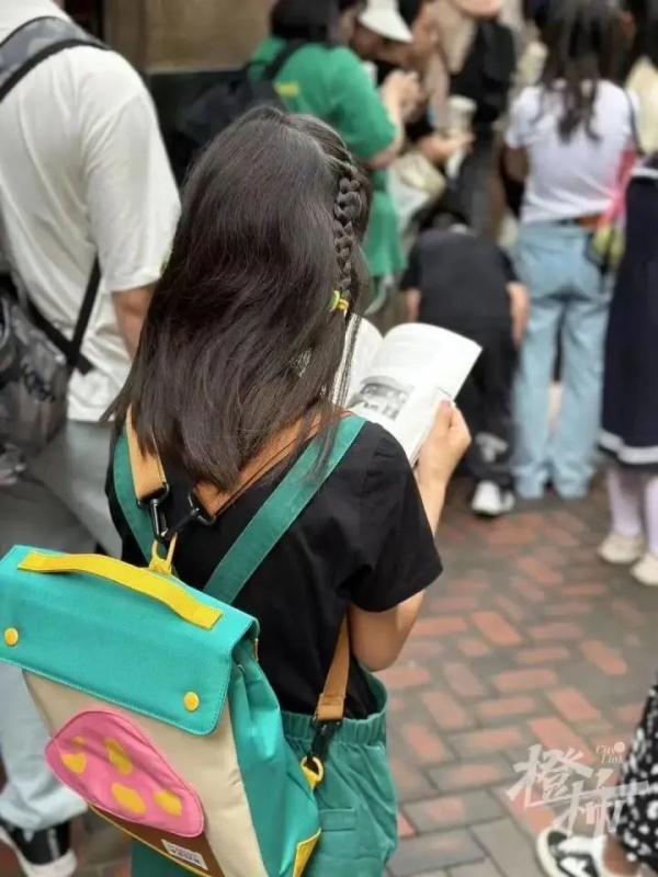 “特种兵式旅游”→“特种兵式学习”!高铁上又见孩子“统一行动”…… “特种兵式旅游”→“特种兵式学习”!高铁上又见孩子“统一行动”……