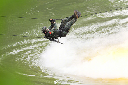 酷图直击！武警特战队员跨昼夜反恐演练