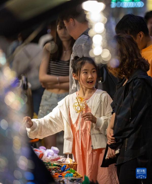 宁夏银川:发展“夜经济” 激发消费活力 宁夏银川:发展“夜经济” 激发消费活力