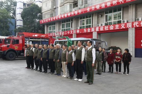 五十年后，消防老兵组团“回家”