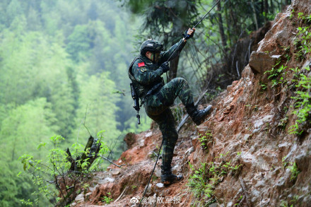 酷图直击！武警特战队员跨昼夜反恐演练