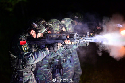 酷图直击！武警特战队员跨昼夜反恐演练