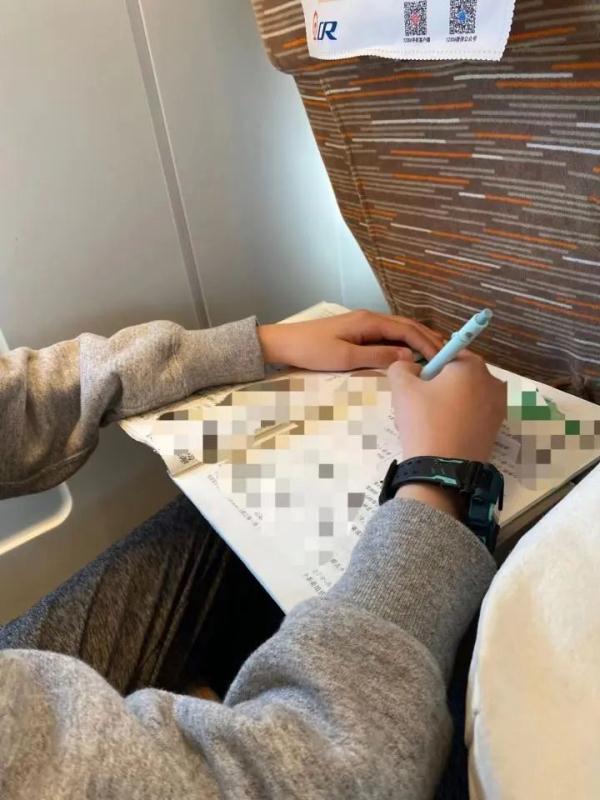 “特种兵式旅游”→“特种兵式学习”!高铁上又见孩子“统一行动”…… “特种兵式旅游”→“特种兵式学习”!高铁上又见孩子“统一行动”……