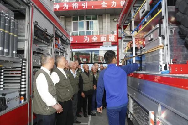 五十年后，消防老兵组团“回家”