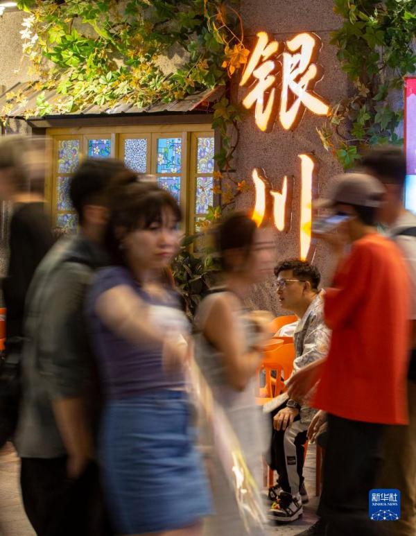 宁夏银川:发展“夜经济” 激发消费活力 宁夏银川:发展“夜经济” 激发消费活力