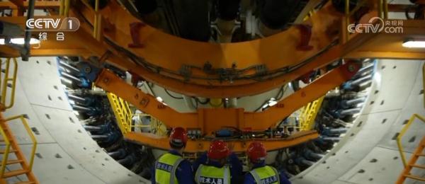 礼赞劳动者 | 做盾构机的“眼睛” 为“技不如人”争口气 礼赞劳动者 | 做盾构机的“眼睛” 为“技不如人”争口气