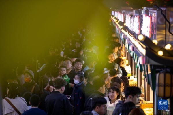 宁夏银川:发展“夜经济” 激发消费活力 宁夏银川:发展“夜经济” 激发消费活力