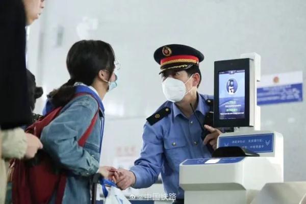 “五一”假期迎来返程高峰，多个城市返程火车票已售罄！