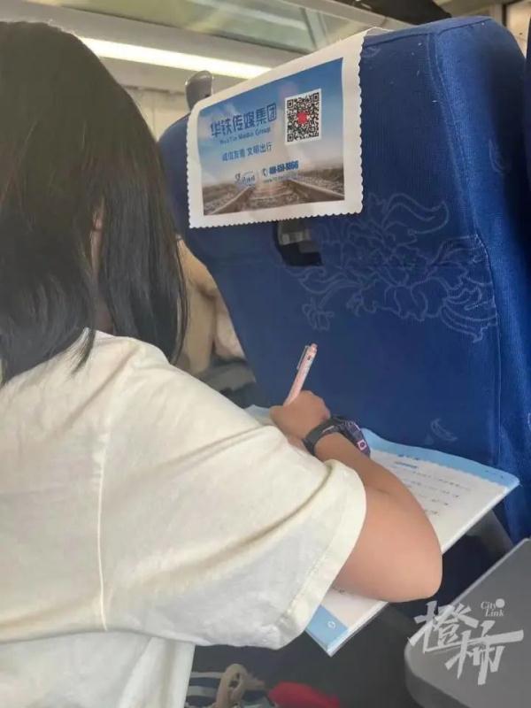 “特种兵式旅游”→“特种兵式学习”!高铁上又见孩子“统一行动”…… “特种兵式旅游”→“特种兵式学习”!高铁上又见孩子“统一行动”……