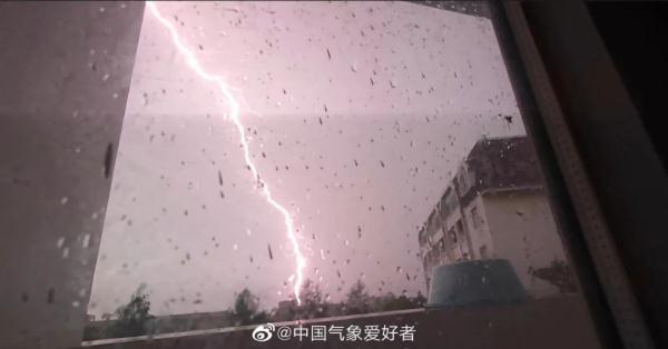 “上班怨气铺天盖地”，上海发布雷电黄色预警，“一大早被炸醒”