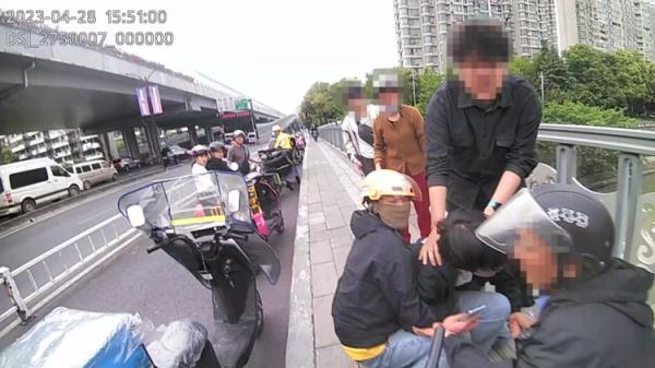 ������ʱ����С��ȴ��ŭ�ޣ����ѣ�������;��˳�־��˸��ˣ�����Ӣ�ۣ�