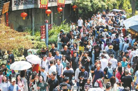 五一假期成都火进全国热门前三 客流量总收入均创五年新高