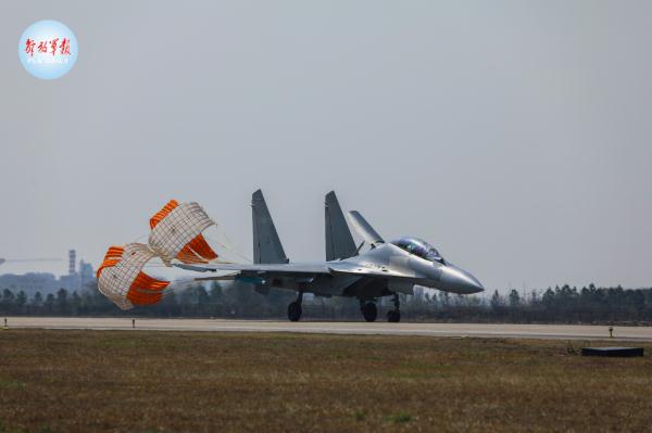 东部战区空军航空兵开展跨昼夜飞行训练