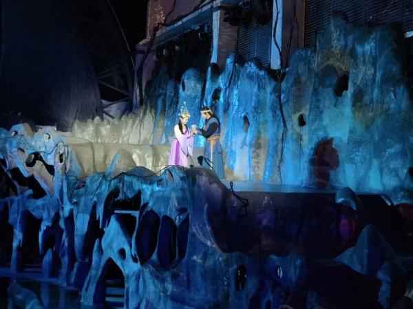 演员冒雨演出 剧组全额退票 游客被广元青川暖到了