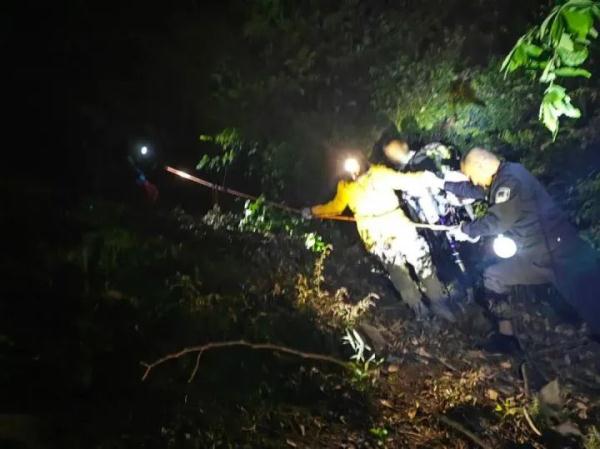 一家三口“五一”出游被困悬崖边，母女吓得浑身发软！