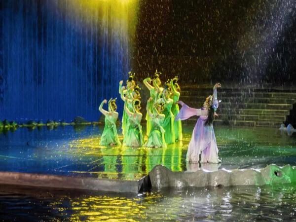 演员冒雨演出 剧组全额退票 游客被广元青川暖到了