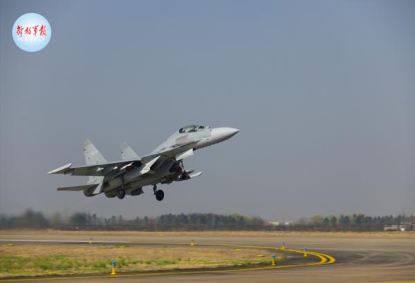 东部战区空军航空兵开展跨昼夜飞行训练
