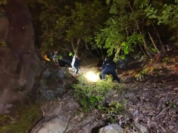 一家三口“五一”出游被困悬崖边，母女吓得浑身发软！