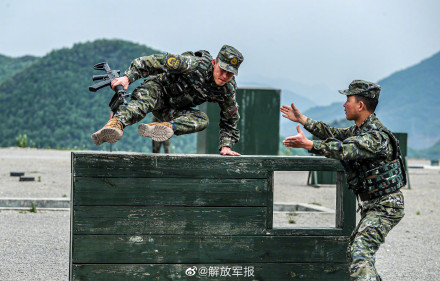 组图直击武警官兵实战化训练 组图直击武警官兵实战化训练