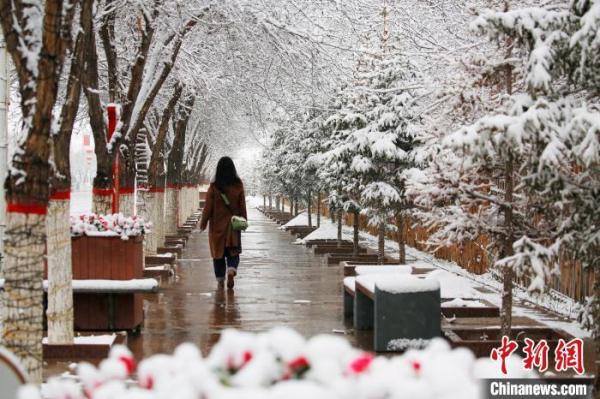 新疆巴里坤迎来降雪天气 市民又穿起大衣