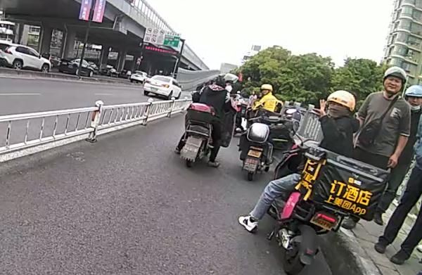 ������ʱ����С��ȴ��ŭ�ޣ����ѣ�������;��˳�־��˸��ˣ�����Ӣ�ۣ�