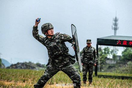 组图直击武警官兵实战化训练 组图直击武警官兵实战化训练