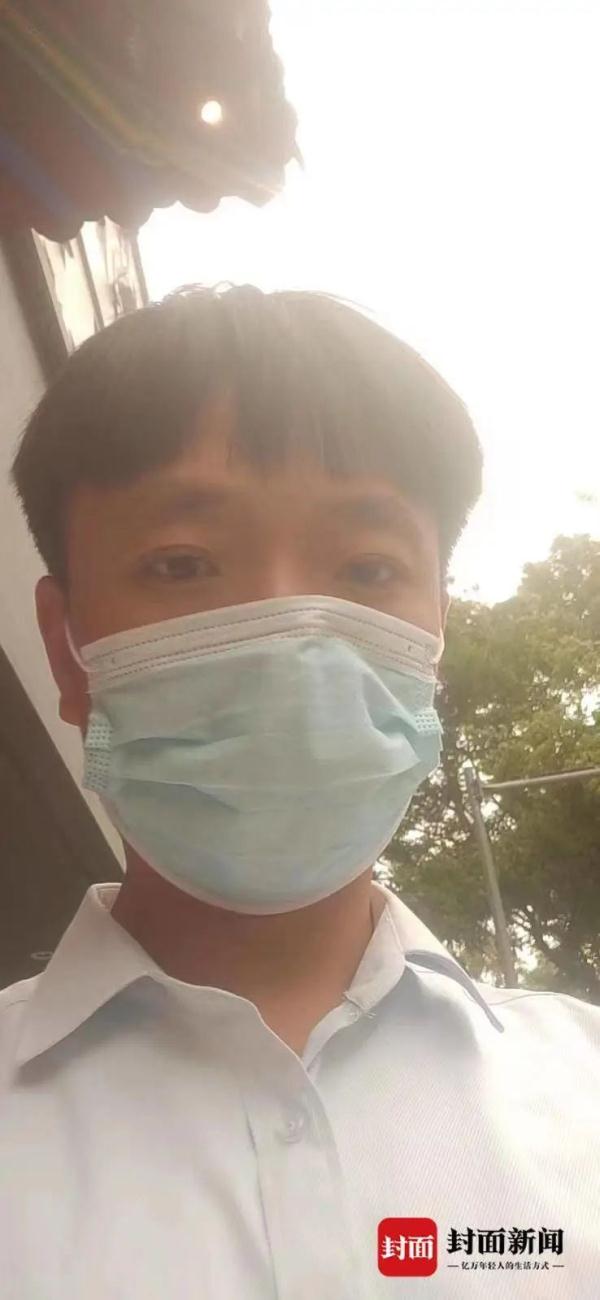 在餐厅行“诗词飞花令”的小哥和小男孩都找到了！
