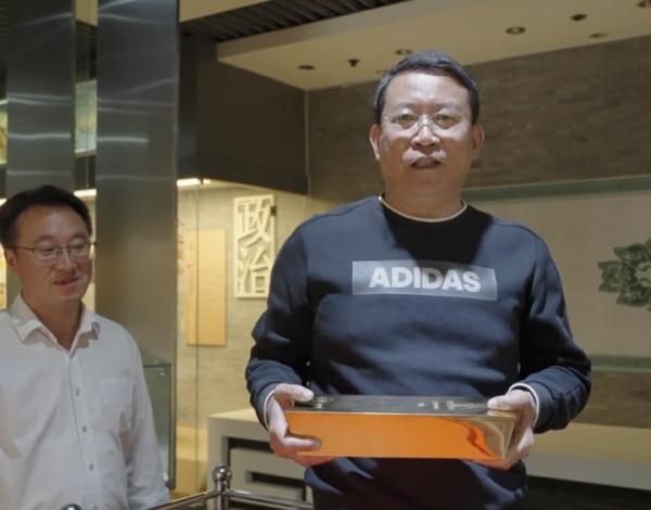 “25公斤金砖,单手抓起就归你!”这大爷做到了? “25公斤金砖,单手抓起就归你!”这大爷做到了?