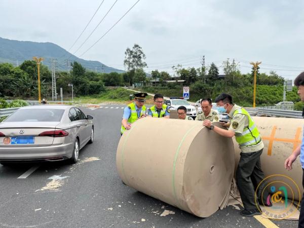 货车上突然滚落好多“庞然大物”!仔细一看…… 货车上突然滚落好多“庞然大物”!仔细一看……